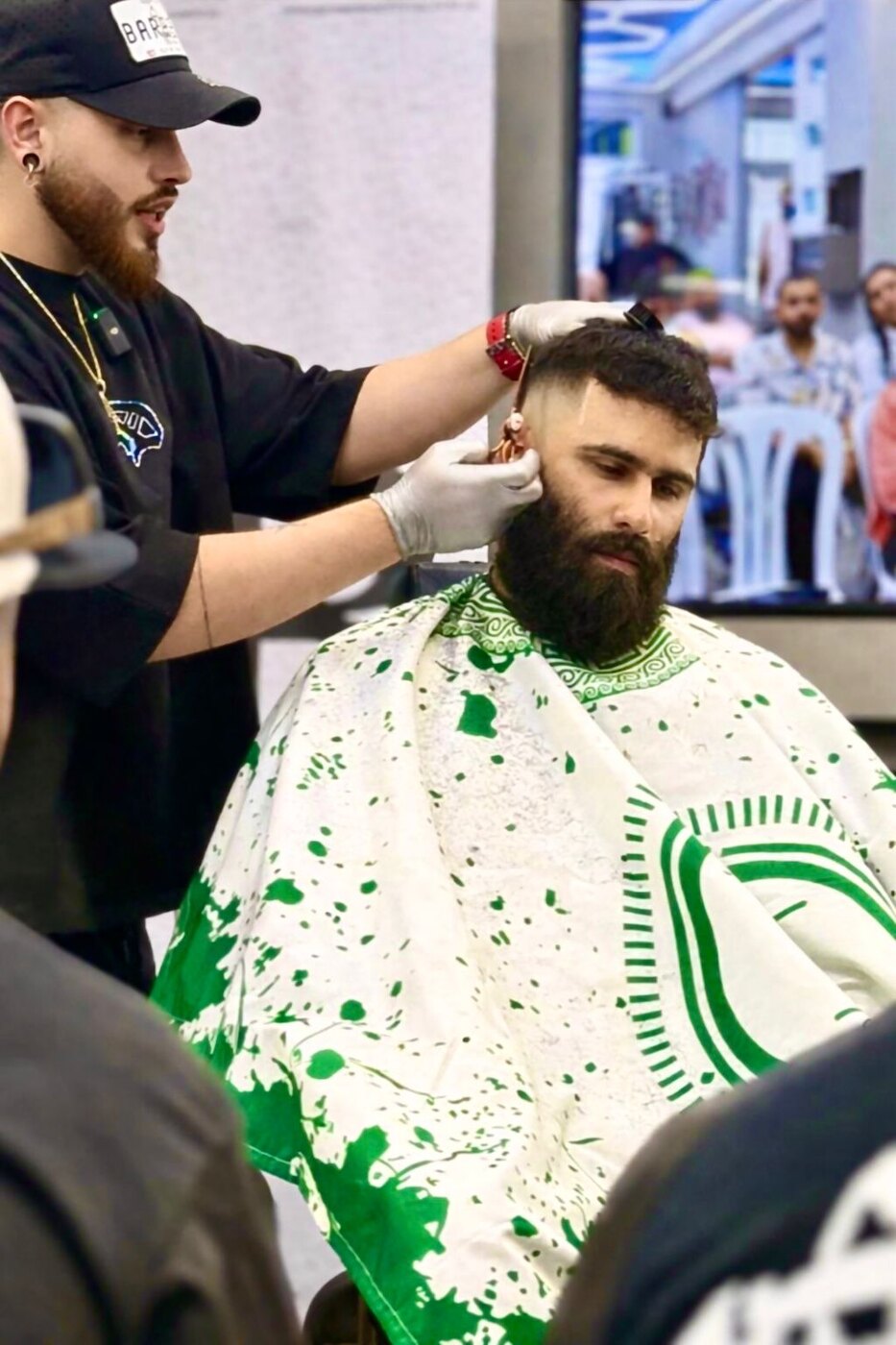 Egan trabajando un fade y barba a un cliente en la barberia